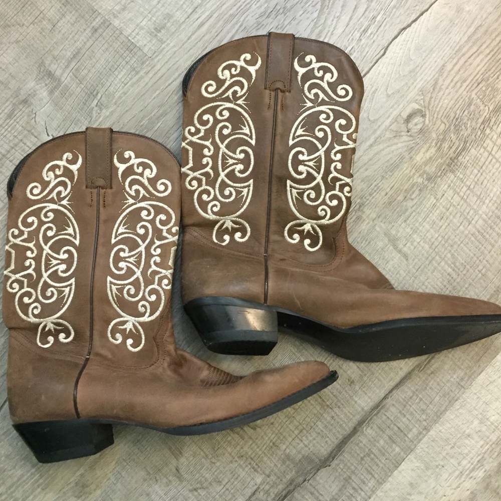 Cute Tony Lama Boots with Cream Embroidery